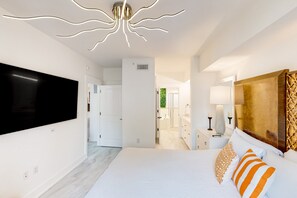 2 bedrooms, iron/ironing board, WiFi, bed sheets - Baytowne Wharf combo with a full kitchen plus pool, hot tub, & gym (Miramar Beach)