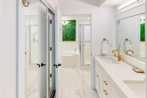 Shower, hair dryer, towels - Baytowne Wharf combo with a full kitchen plus pool, hot tub, & gym (Miramar Beach)