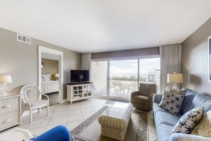 TV, DVD player, offices - Gulf & beachfront condo with outdoor pool, 2 tennis courts, gym, game room (Miramar Beach)