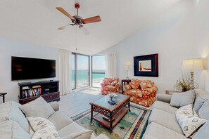 TV, DVD player, offices - 8th Floor condo, Seasonal beach service , Minutes to dining (Miramar Beach)