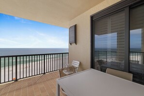 Outdoor dining - Romar House 906A by Liquid Life (Orange Beach)