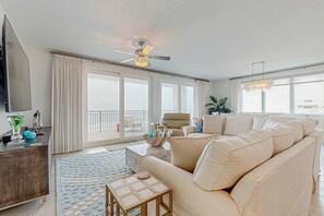 TV, offices - Blu 507 - Luxurious gulf front condo with private balcony, shared pool & beach access (Fort Walton Beach)