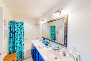 Shower, hair dryer, towels - Sunny nautical condo with on-site hot tub, pool, & gym - internet, W/D, & AC (Mexico Beach)