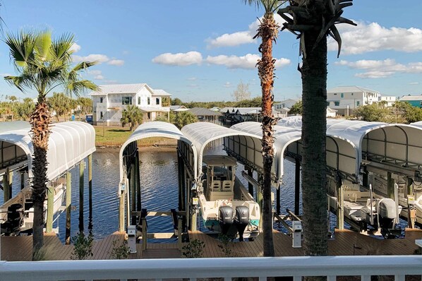 Marina - Sunny nautical condo with on-site hot tub, pool, & gym - internet, W/D, & AC (Mexico Beach)