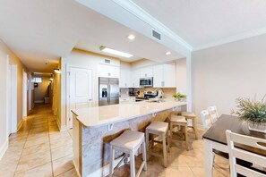 Fridge, microwave, oven, stovetop - Gulf Gem with Shared Pool, Hot Tub, Fast WiFi, Fantastic Views & Private Balcony (Fort Walton Beach)