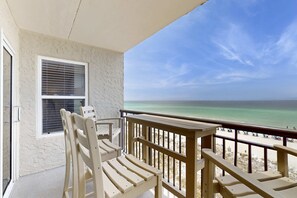 Property grounds - Oceanfront condo with balcony, AC, W&D, pool & tennis court - great views (Fort Walton Beach)