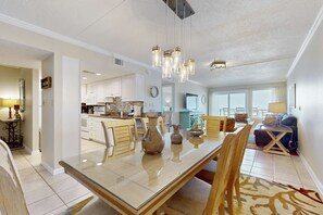 Dining - Oceanfront condo with balcony, AC, W&D, pool & tennis court - great views (Fort Walton Beach)