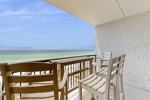 Property grounds - Oceanfront condo with balcony, AC, W&D, pool & tennis court - great views (Fort Walton Beach)
