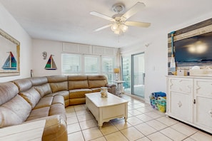 TV, offices - Spacious home with balconies, shared pool and beach access (Fort Walton Beach)