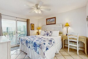 4 bedrooms, WiFi, bed sheets - Spacious home with balconies, shared pool and beach access (Fort Walton Beach)