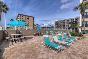 Outdoor dining - Spacious home with balconies, shared pool and beach access (Fort Walton Beach)