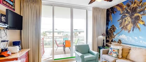 Televisión, reproductor de DVD y oficina