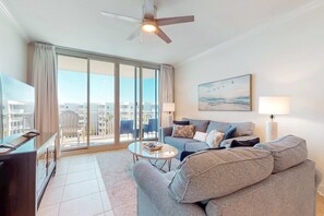 TV, DVD player, offices - Beachview Condo with full kitchen, shared pool and beach access (Fort Walton Beach)