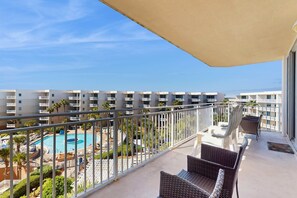 Property grounds - Beachview Condo with full kitchen, shared pool and beach access (Fort Walton Beach)