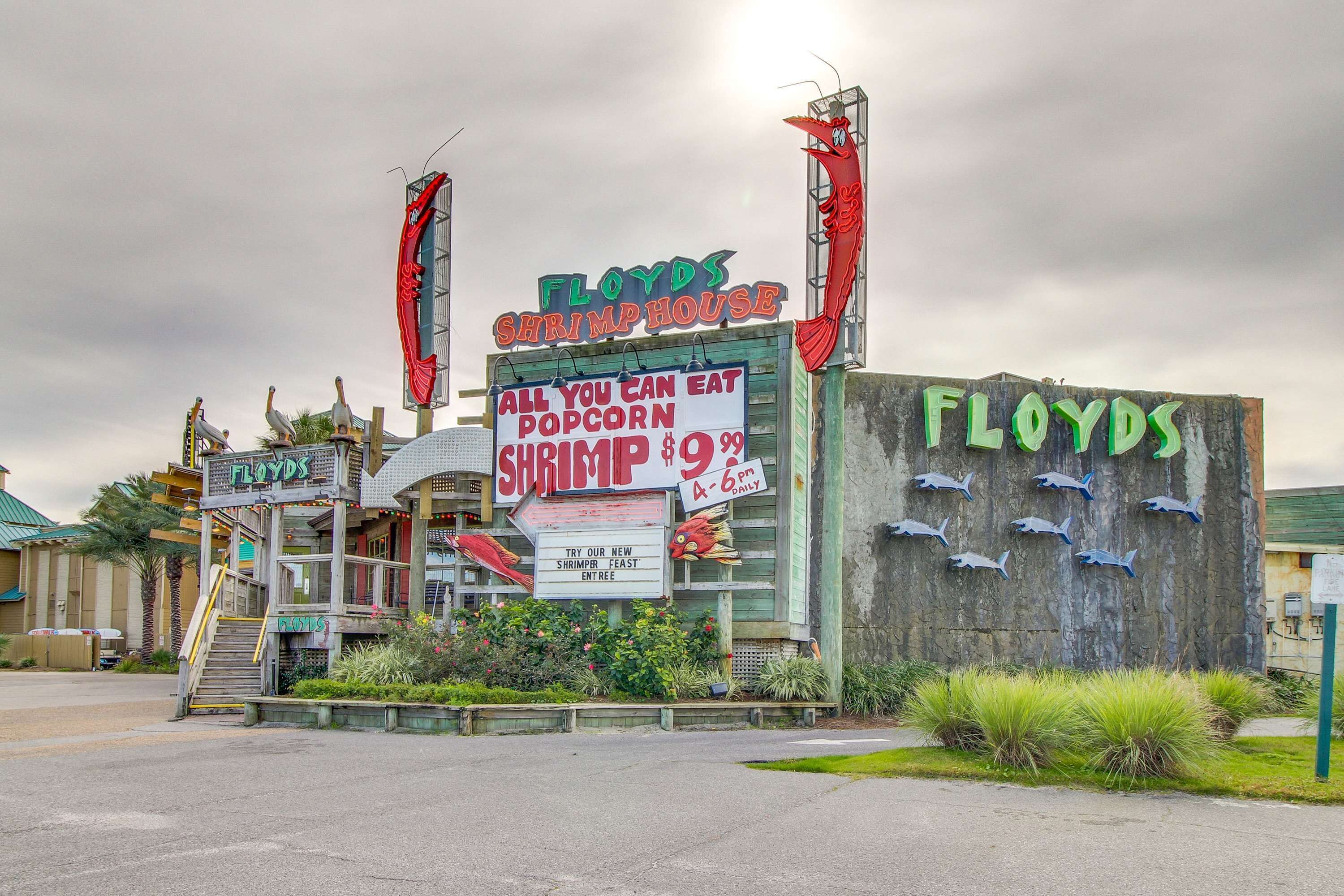 Un restaurante llamado Floyds Shrimphouse con un cartel publicitando camarones y palomitas de maíz.