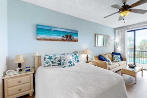 Iron/ironing board, WiFi, bed sheets - Perfect studio gem with pool, fast WiFi, sound view & kitchenette (Fort Walton Beach)