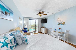 Iron/ironing board, WiFi, bed sheets - Perfect studio gem with pool, fast WiFi, sound view & kitchenette (Fort Walton Beach)
