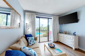 TV, offices - Perfect studio gem with pool, fast WiFi, sound view & kitchenette (Fort Walton Beach)