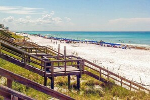 Beach nearby - Cozy coastal efficiency with kitchenette, balcony with sound views & pool (Fort Walton Beach)
