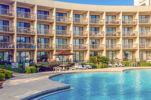 Pool - Cozy coastal efficiency with kitchenette, balcony with sound views & pool (Fort Walton Beach)