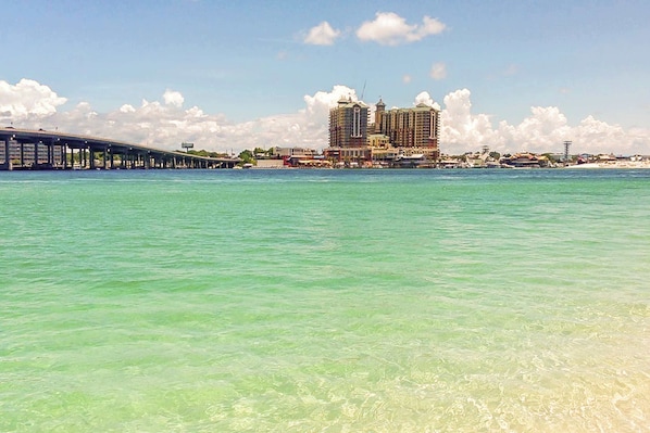 Beach nearby - Cozy coastal efficiency with kitchenette, balcony with sound views & pool (Fort Walton Beach)