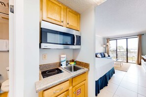 Iron/ironing board, WiFi - Cozy coastal efficiency with kitchenette, balcony with sound views & pool (Fort Walton Beach)