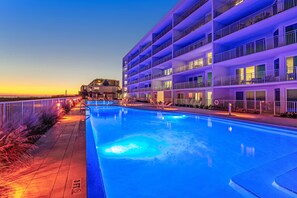 Pool - Blu 305 - Gulf-front condo with upgraded features - quick drive to entertainment (Fort Walton Beach)
