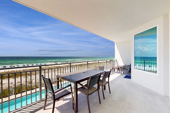 Outdoor dining - Blu 305 - Gulf-front condo with upgraded features - quick drive to entertainment (Fort Walton Beach)