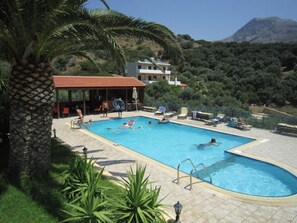 En säsongsöppen utomhuspool