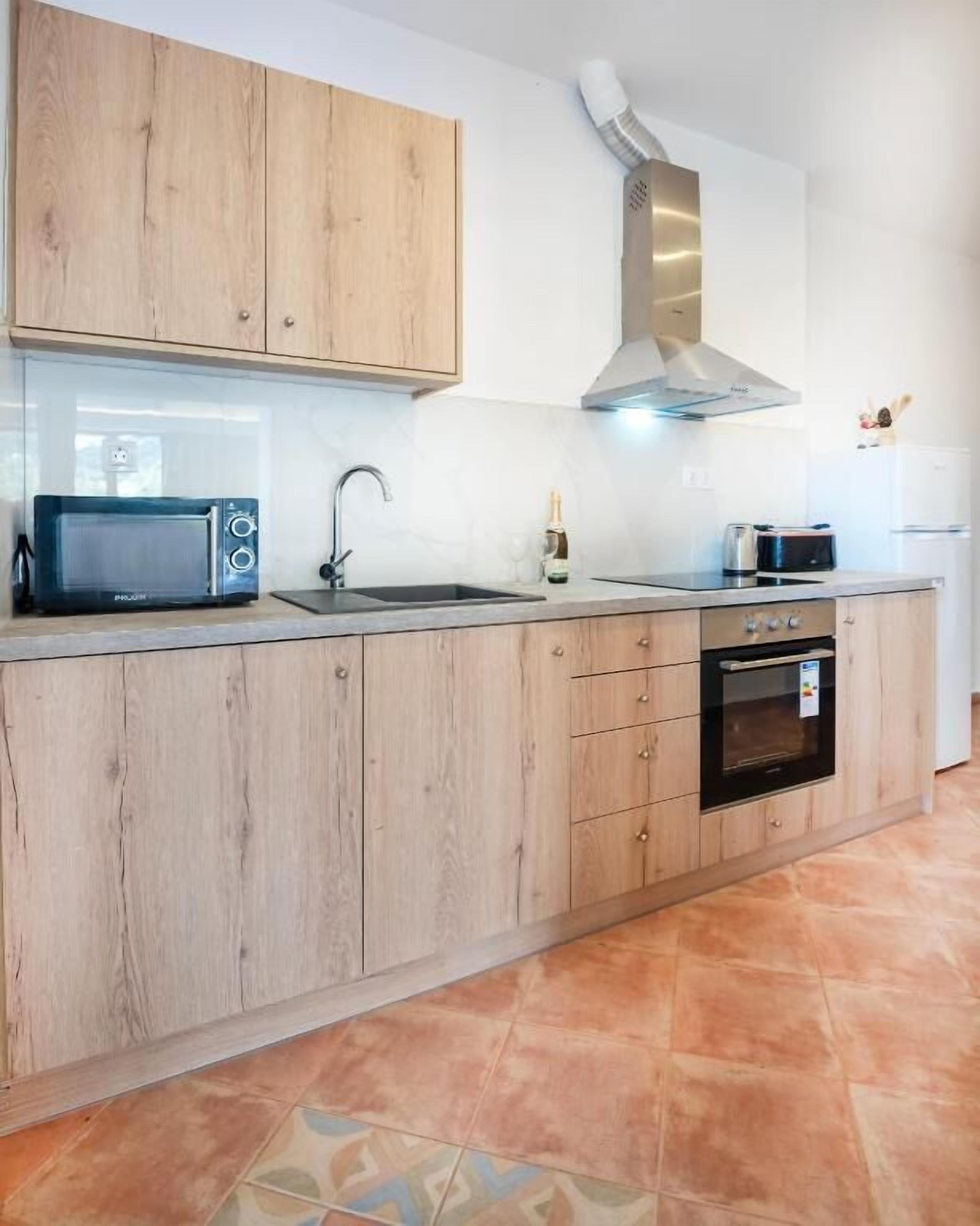 Executive Suite, Balcony, Beach View | Private kitchen