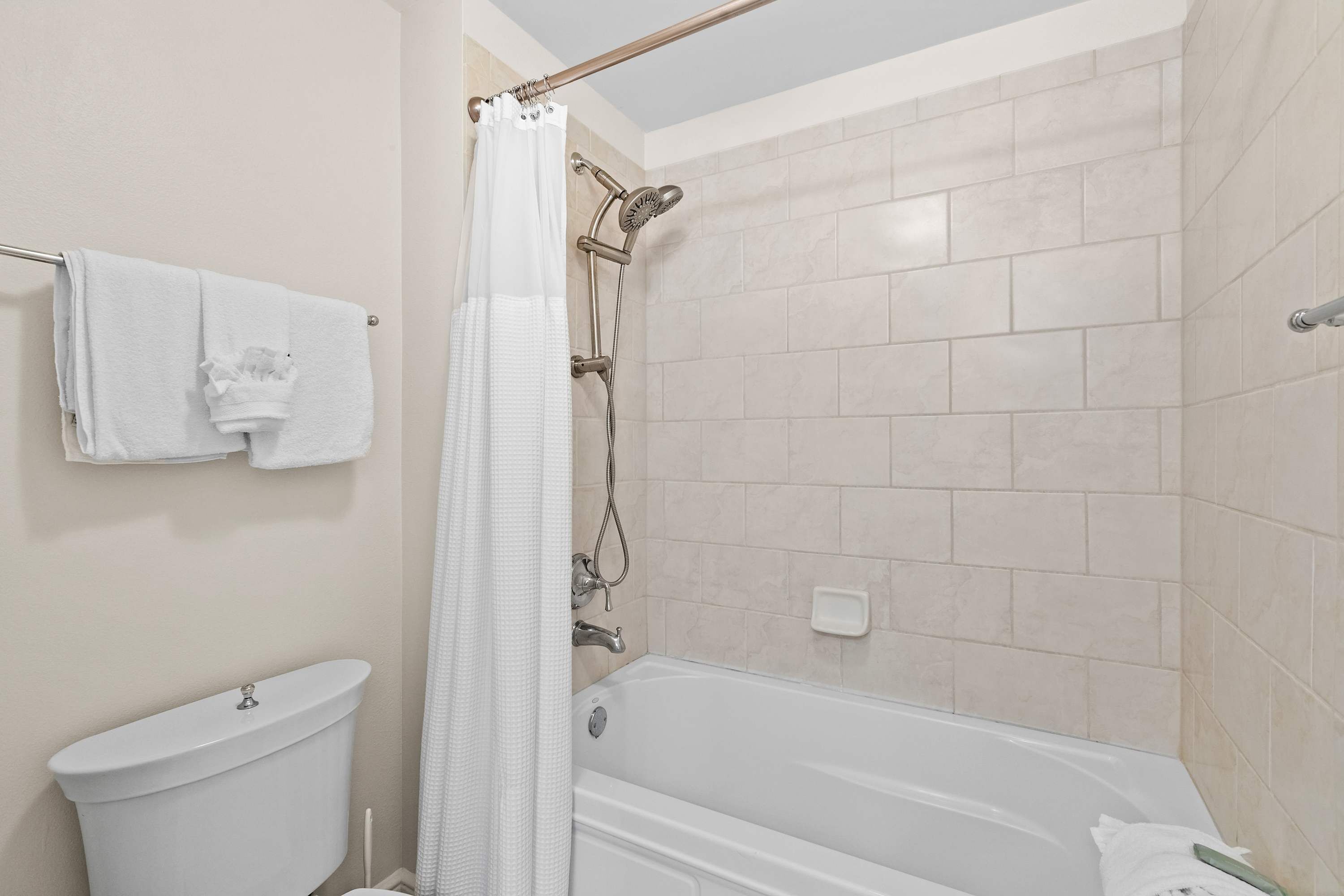 Une salle de bain avec une baignoire, des toilettes et une douche.