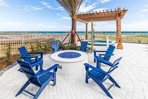 Outdoor spa tub - Blu 103 - Luxurious gulf-front condo with resort amenities - near entertainment (Fort Walton Beach)
