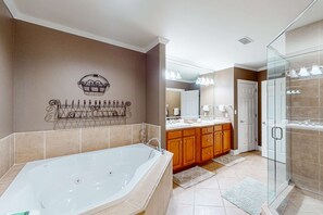 Shower, hair dryer, towels - Charming Gulf front condo with courtyard, pool access, & full gulf view (Santa Rosa Beach)