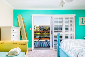 2 bedrooms, iron/ironing board, WiFi, bed sheets - Inviting waterfront townhome with full kitchen, balcony, central AC, & W&D (Pensacola Beach)