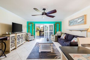 TV, offices - Inviting waterfront townhome with full kitchen, balcony, central AC, & W&D (Pensacola Beach)