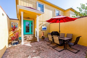 Outdoor dining - Inviting waterfront townhome with full kitchen, balcony, central AC, & W&D (Pensacola Beach)