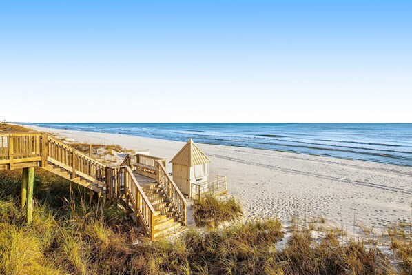 On the beach - Fifth-floor Oceanfront Condo with outdoor Pool, Gym & Tennis (Miramar Beach)