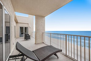 Terrace/patio - Seventh floor oceanfront condo with pool, ocean view & central AC (Miramar Beach)