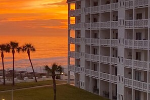 Exterior - Gorgeous condo with private balcony, gulf views, shared pool & beach access (Fort Walton Beach)