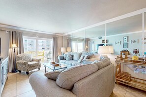 TV, offices - Gorgeous condo with private balcony, gulf views, shared pool & beach access (Fort Walton Beach)