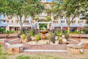 Property grounds - Ground-floor condo with patio, central AC, shared pool & tennis (Miramar Beach)