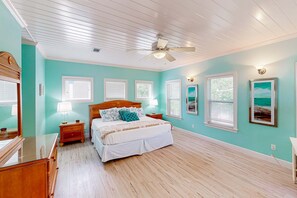 3 bedrooms, iron/ironing board, WiFi, bed sheets - Inviting coastal property with spacious design and effortless beach access (Santa Rosa Beach)