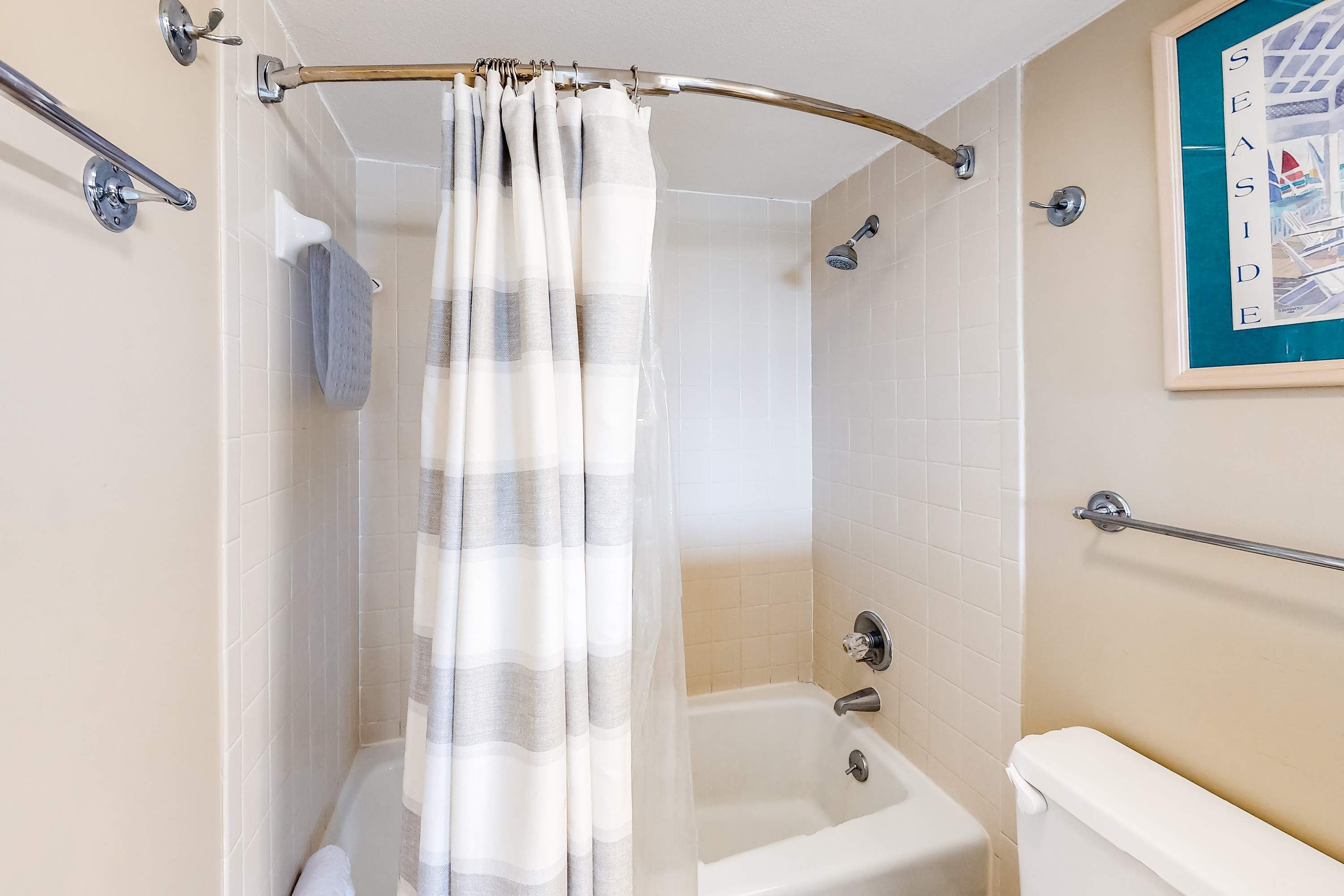 Une salle de bain avec une douche, une baignoire et des toilettes.