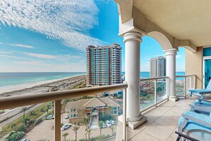 Property grounds - Waterfront condo with WiFi, washer/dryer, pools, fitness room, & beach access (Pensacola Beach)