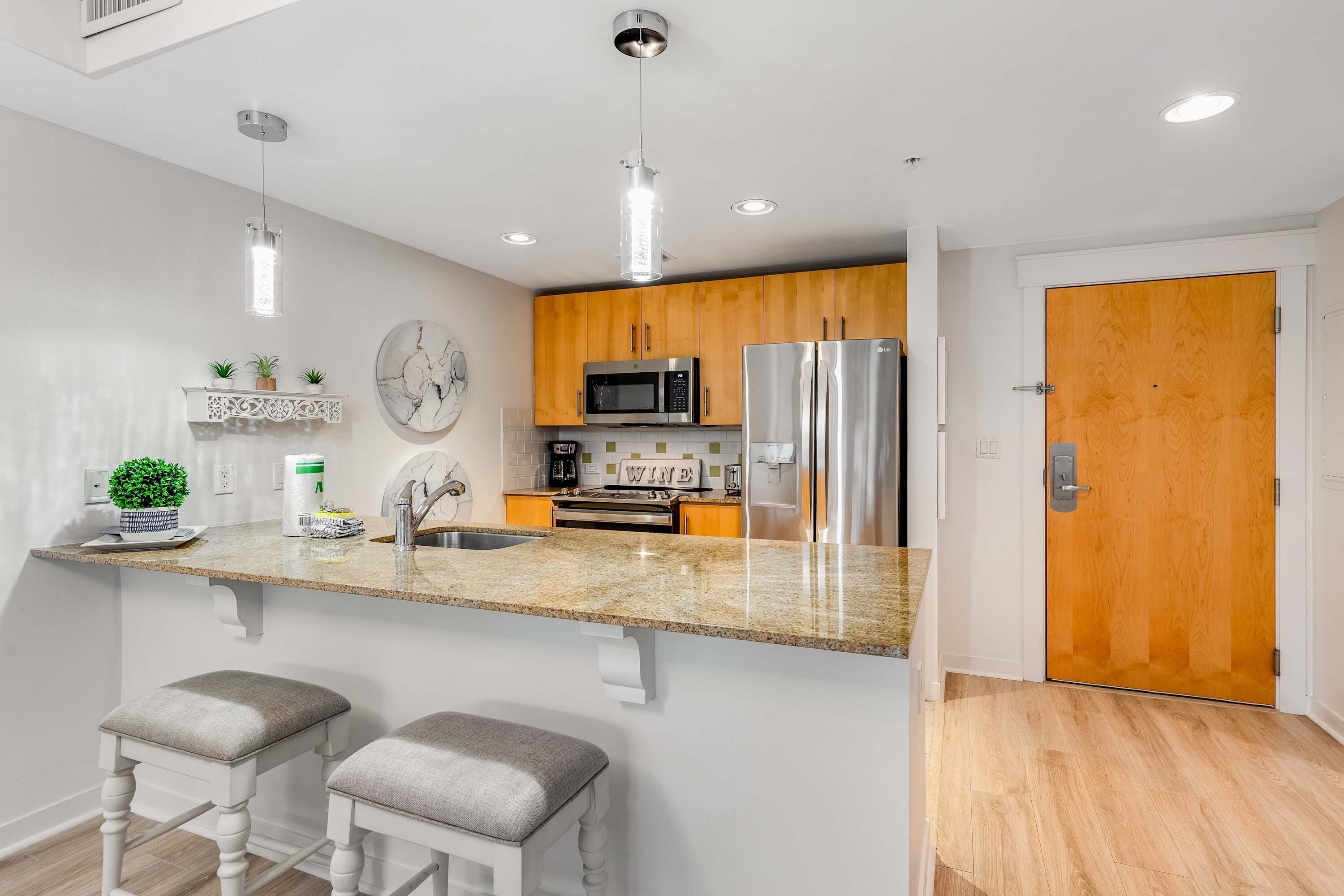 Kjøleskap, mikrobølgeovn, ovn og kokeplater