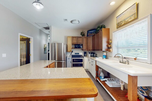 Fridge, microwave, oven, stovetop - Lovely home close to beach with patio, central AC, full kitchen, & washer/dryer (Mexico Beach)
