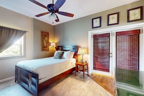 2 bedrooms, iron/ironing board, Internet, bed sheets - Lovely home close to beach with patio, central AC, full kitchen, & washer/dryer (Mexico Beach)