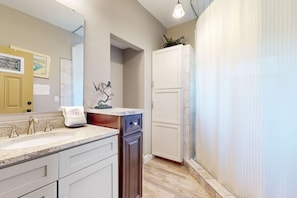 Shower, hair dryer, towels - Lovely home close to beach with patio, central AC, full kitchen, & washer/dryer (Mexico Beach)