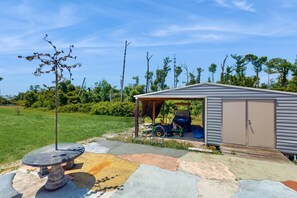 Property grounds - Lovely home close to beach with patio, central AC, full kitchen, & washer/dryer (Mexico Beach)