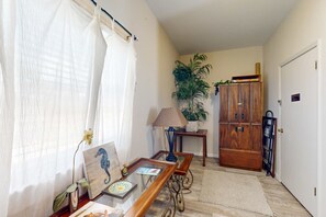 Interior - Lovely home close to beach with patio, central AC, full kitchen, & washer/dryer (Mexico Beach)